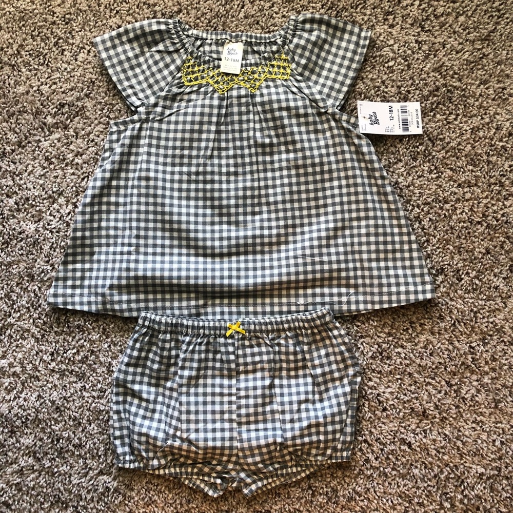 2 piece gray and white girls ruffle butt outfit